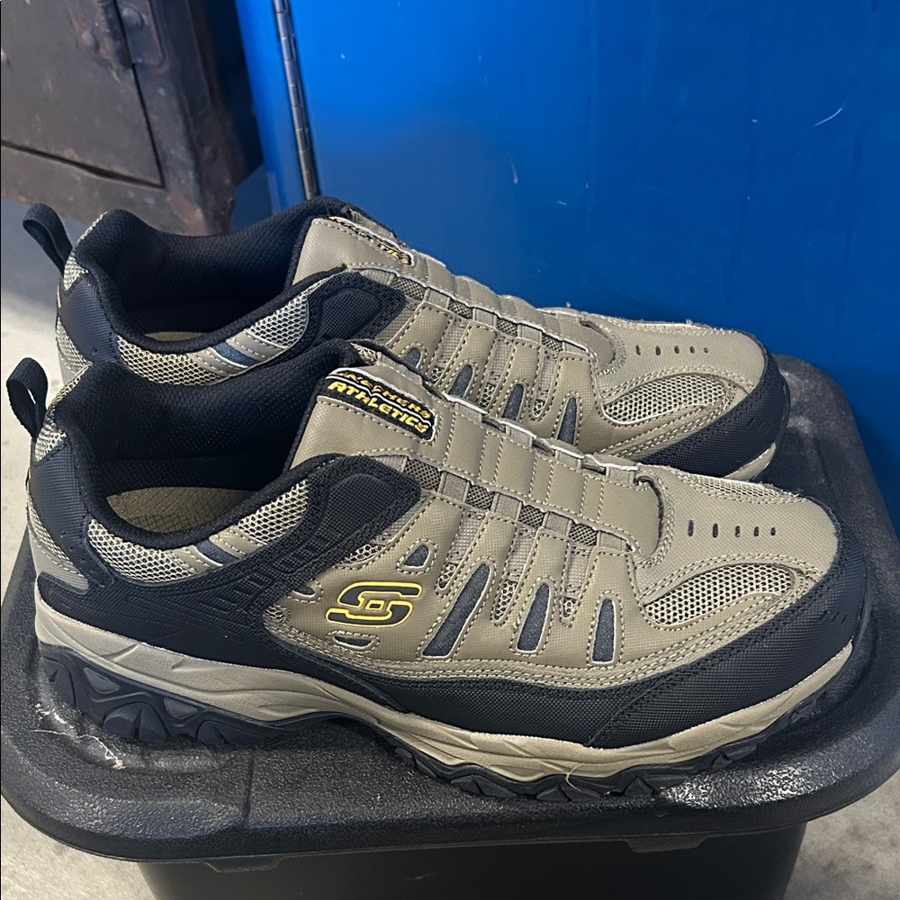 Men’s 11.5 Skechers slip on sneakers color pebble  never worn